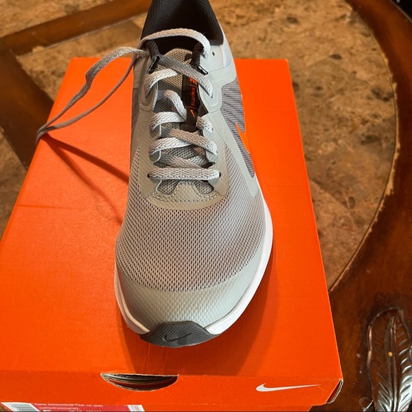 Nike Downshifter 10 (gs) Smoke Grey/orange - Picture 1 of 7